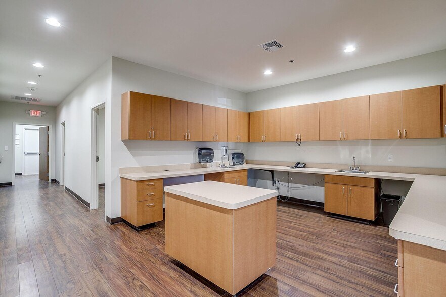 More Photos Of 1200 Crawford Ave, Granbury Medical For Lease