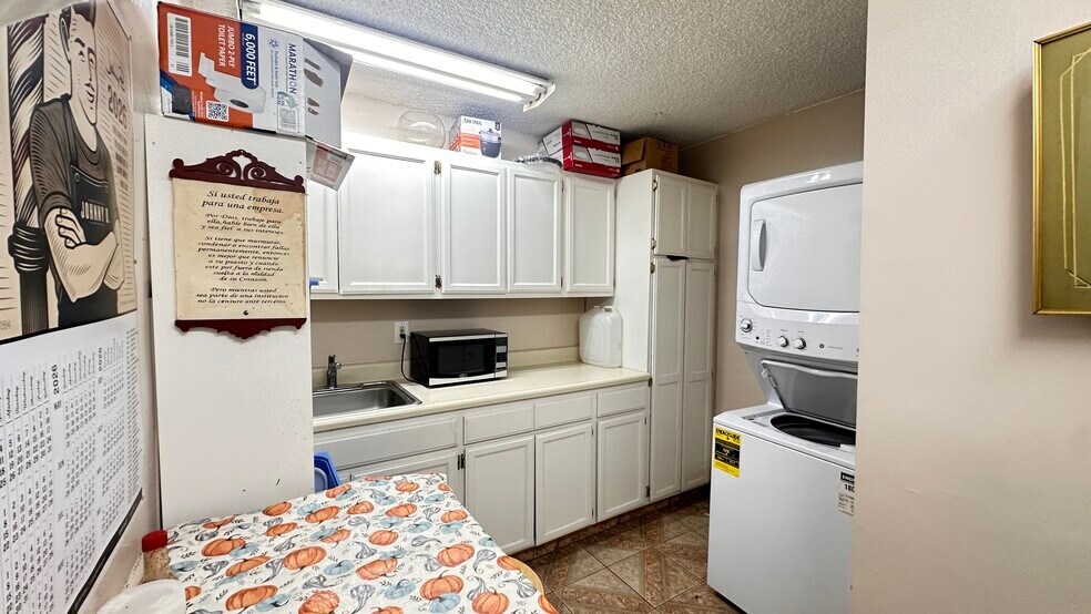 More Photos Of 708 N Marengo Ave, Pasadena General Retail For Sale