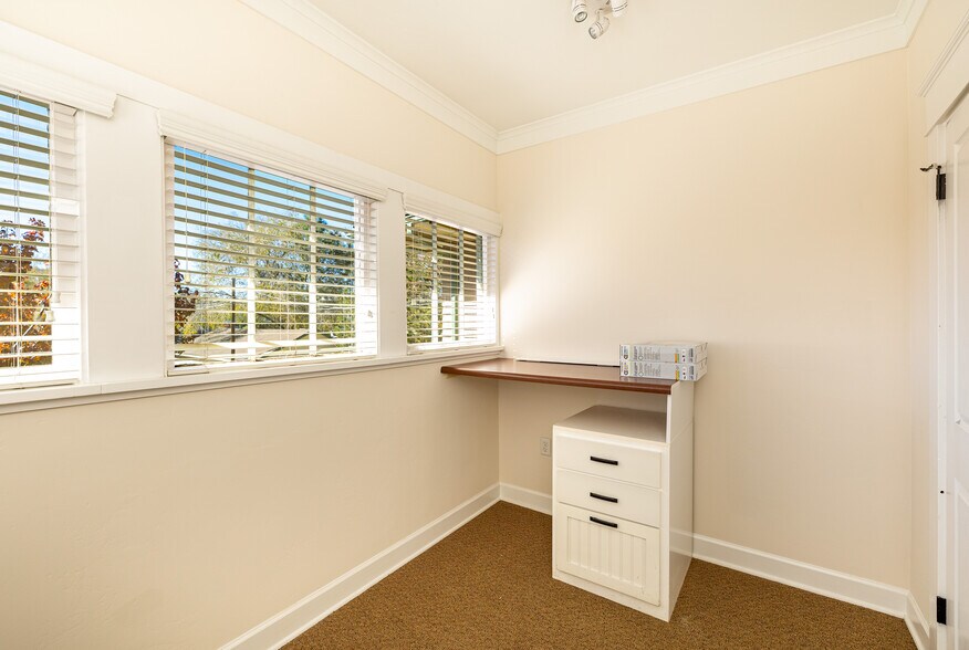 More Photos Of 717 W Riordan Rd, Flagstaff Storefront Retail Office For Sale