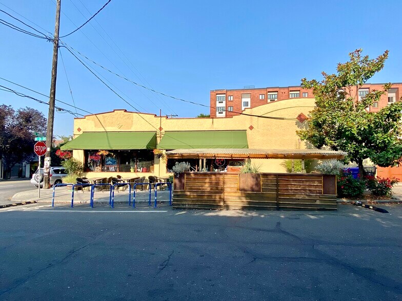 More Photos Of 1621-1637 SE Hawthorne Blvd, Portland Storefront For Sale