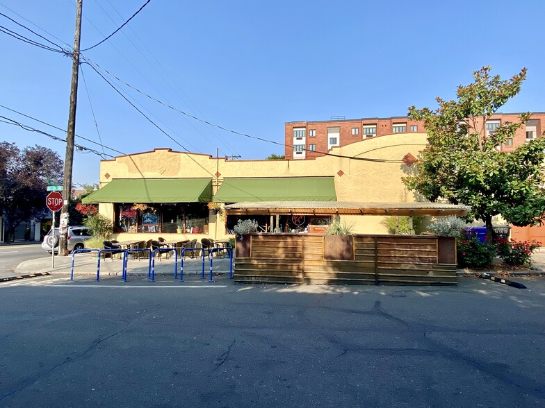 More Photos Of 1621-1637 SE Hawthorne Blvd, Portland Storefront For Sale