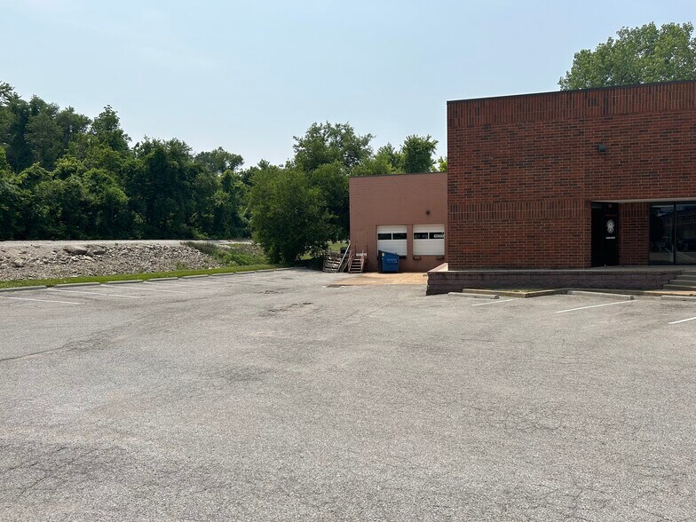 More Photos Of 251-253 Chesterfield Industrial Blvd, Chesterfield Warehouse For Sale