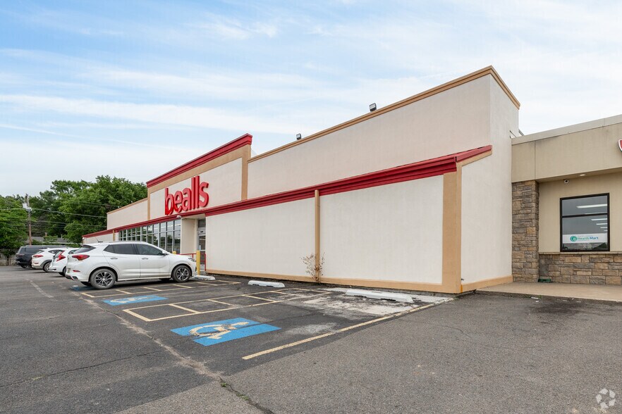 More Photos Of 1000 W Gentry Ave, Checotah General Retail For Sale