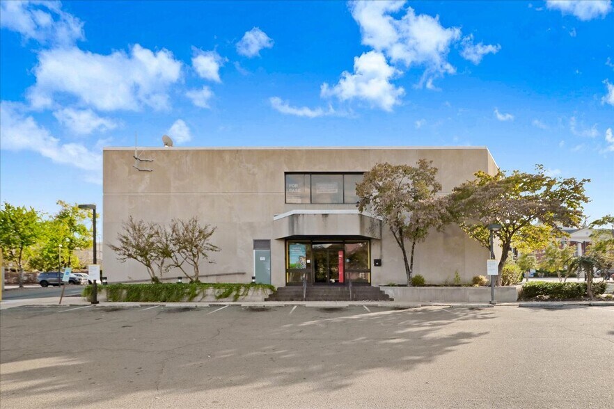 More Photos Of 201 E Market St, Smithfield Bank For Sale