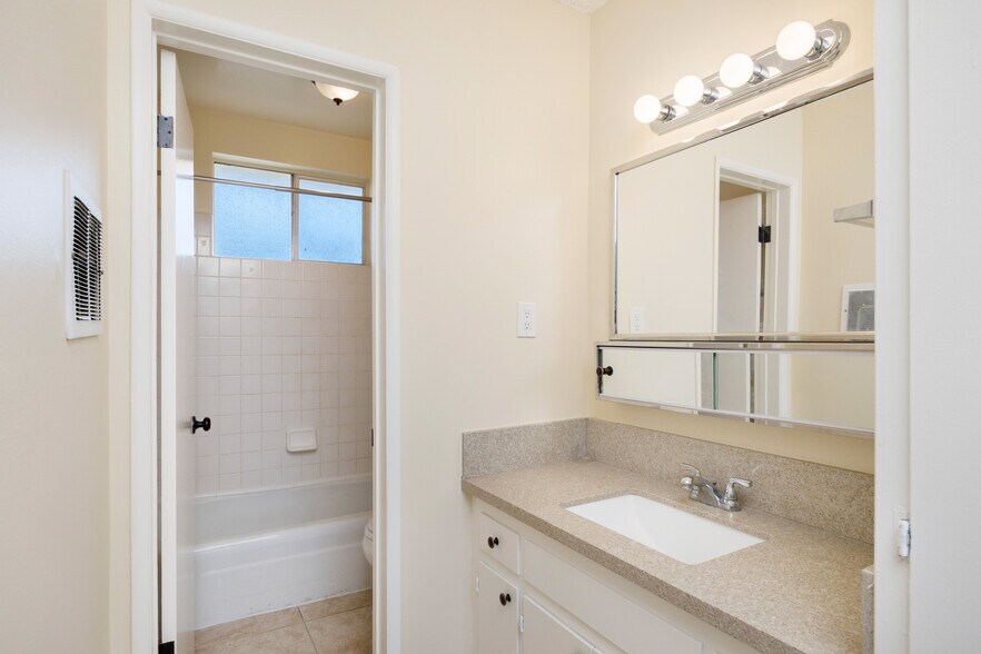 More Photos Of 4055 W 129th St, Hawthorne Apartments For Sale