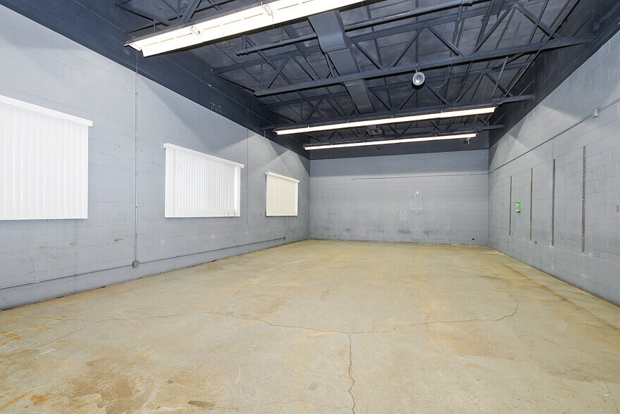More Photos Of 3605 W 63rd St, Chicago Distribution For Lease