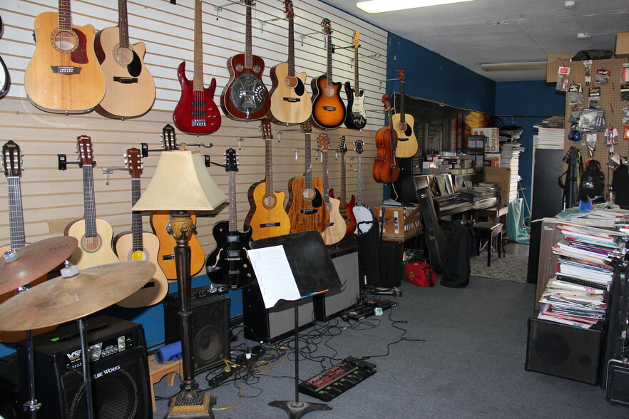 More Photos Of 2016-2020 E Main St, Ventura Storefront Retail Office For Sale