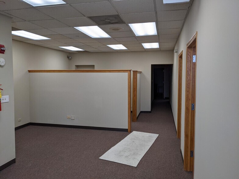 More Photos Of 1820 Beach St, Broadview Flex For Lease