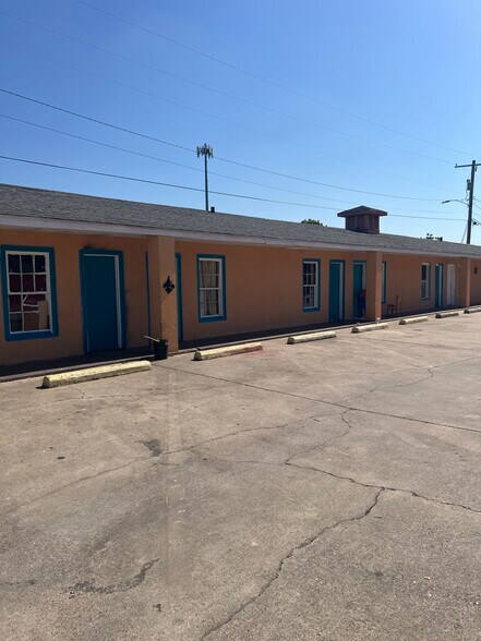 Primary Photo Of 1604 N University Ave, Lafayette Hotel For Sale