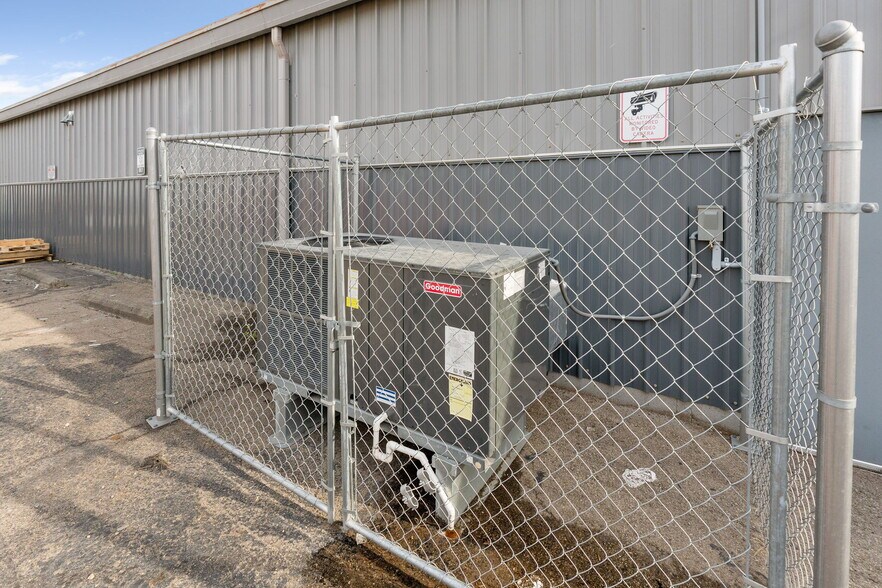 More Photos Of 876 N 20th St, Columbus Warehouse For Lease