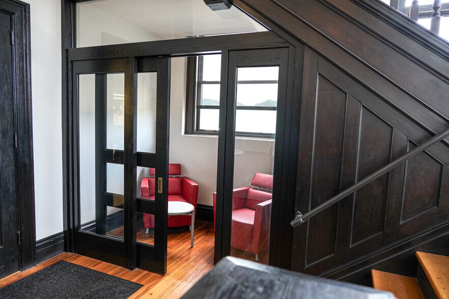 More Photos Of 146-150 E Main St, Carnegie Office For Lease