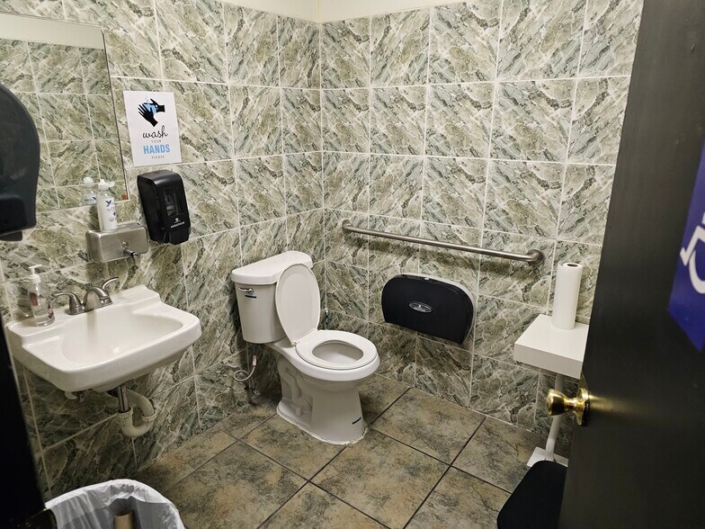 More Photos Of 953 E Sahara Ave, Las Vegas Storefront For Sale