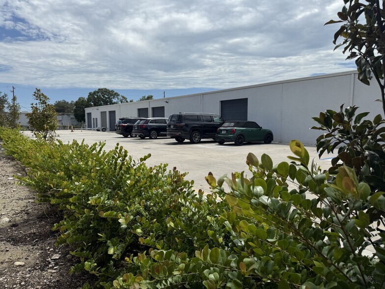 More Photos Of 3120 N 46th Ave, Saint Petersburg Distribution For Lease