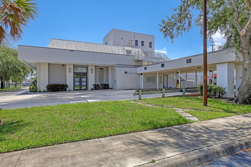 More Photos Of 2701 W Okeechobee Blvd, West Palm Beach Office For Sale
