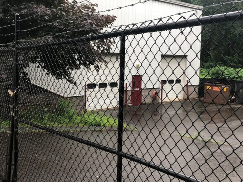 More Photos Of 160 S Turnpike Rd, Wallingford Light Distribution For Lease