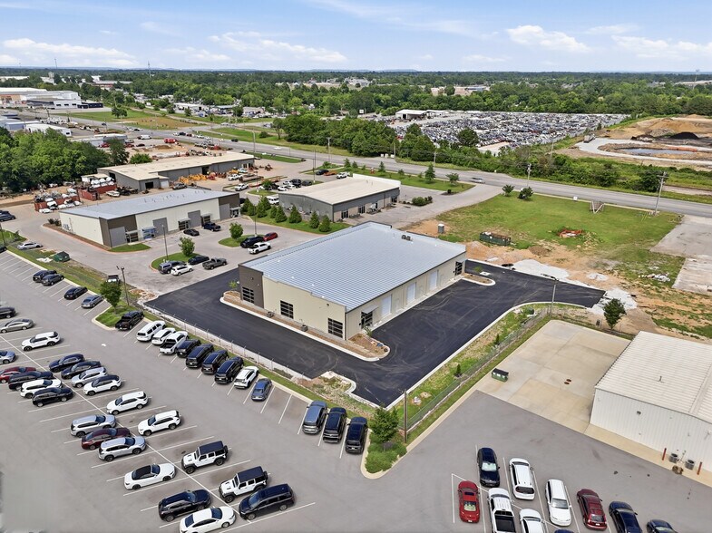 More Photos Of 2420 S 8th St, Rogers Flex For Lease