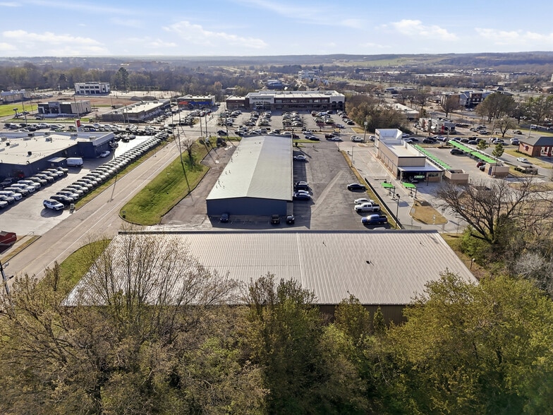 More Photos Of 3416-3422 N College Ave, Fayetteville Unknown For Lease