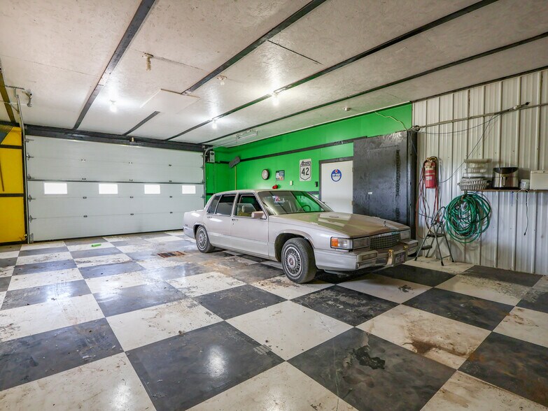 More Photos Of 40446 AB-56, Rochon Sands Service For Sale