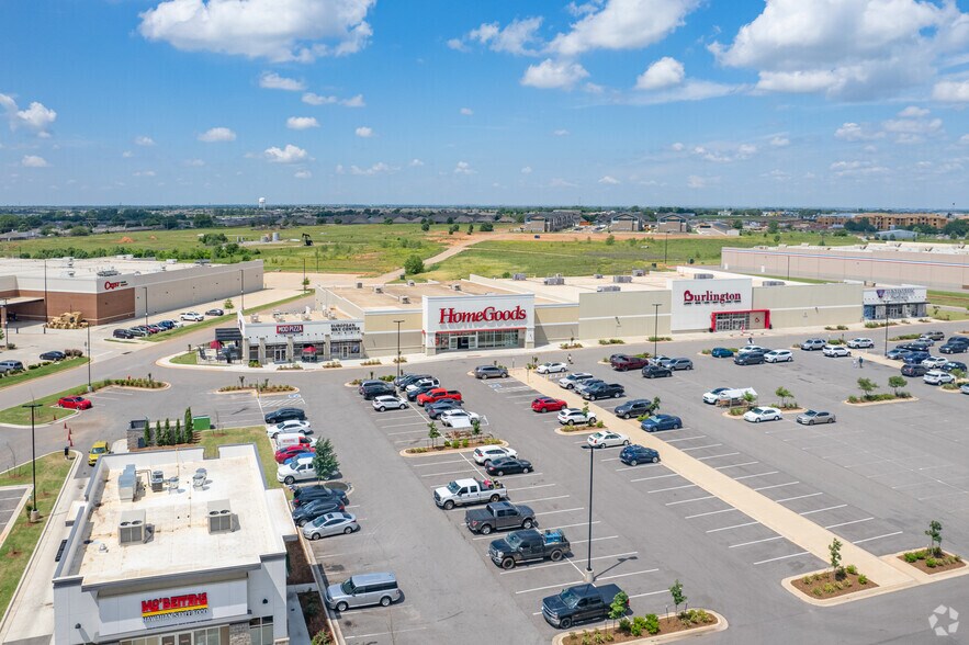 More Photos Of 821 N Czech Hall Rd, Yukon Restaurant For Lease