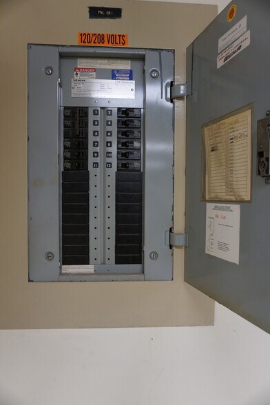 More Photos Of 93 W Campbell Rd, Rotterdam Freestanding For Sale