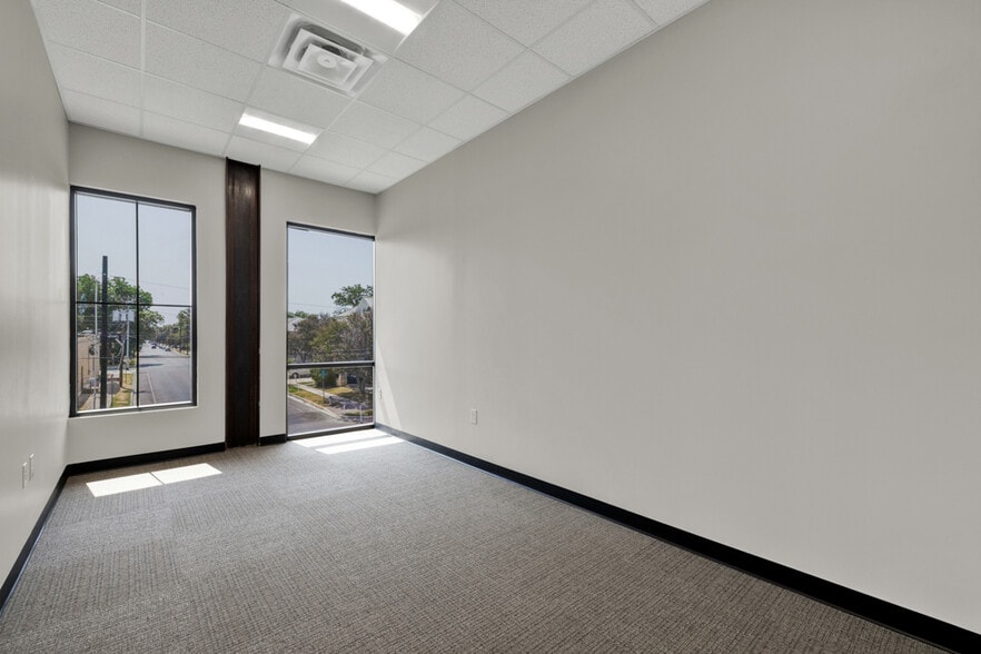 More Photos Of 207 E San Antonio St, New Braunfels Loft Creative Space For Lease