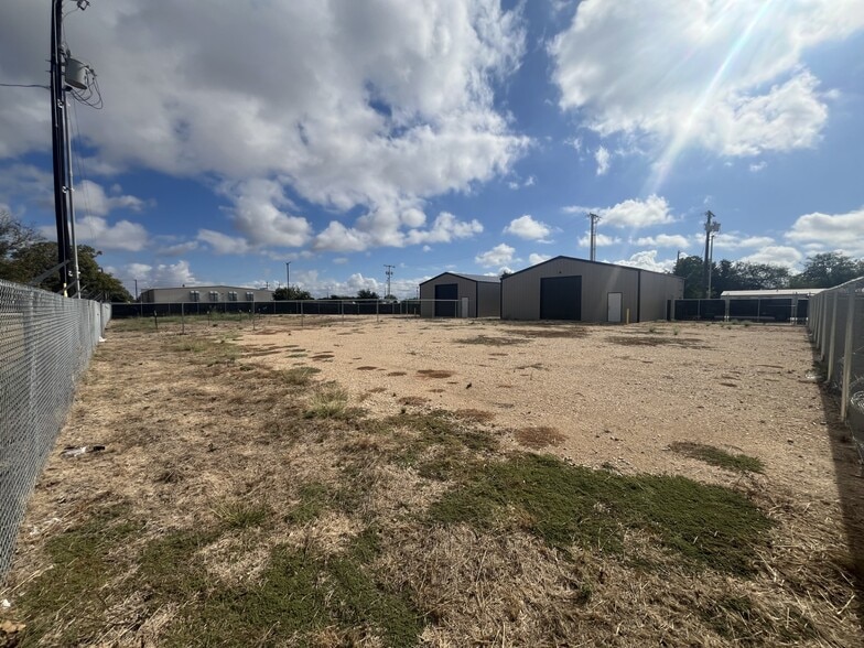 More Photos Of 40 Sauder Dr, New Braunfels Warehouse For Lease