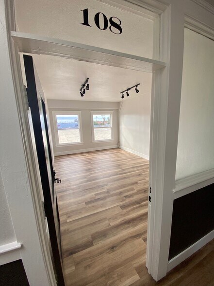 More Photos Of 970-980 Garnet Ave, San Diego Storefront Retail Office For Lease