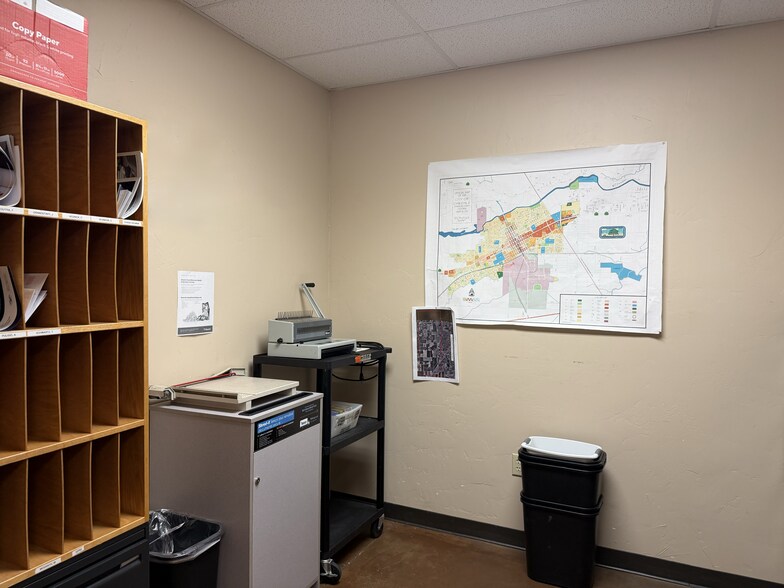 More Photos Of 1414 E F St, Oakdale Office For Sale