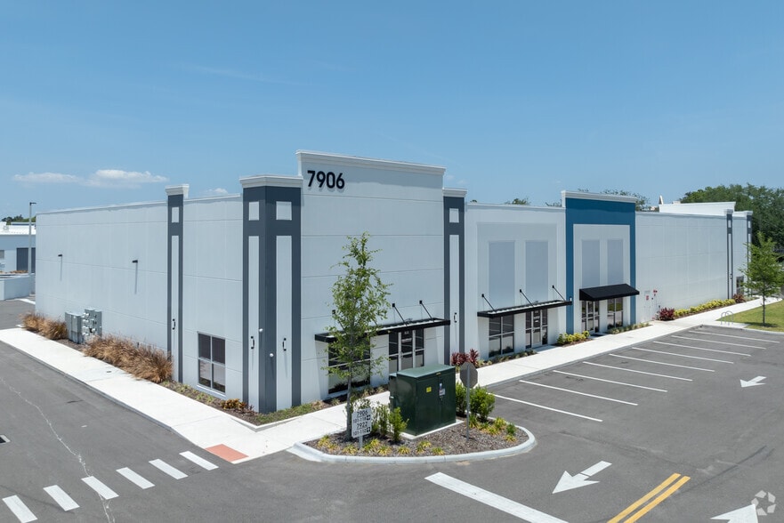 More Photos Of 7906 Kingspointe Pky, Orlando Unknown For Lease