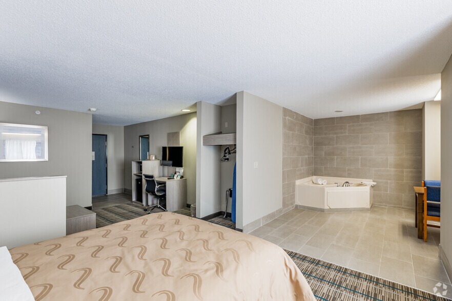 More Photos Of 2049 Leesburg Grove City Rd, Mercer Hotel For Sale
