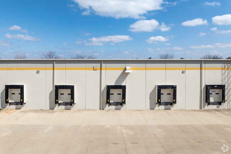 More Photos Of 5700 N Green Pointe Dr N, Groveport Warehouse For Lease