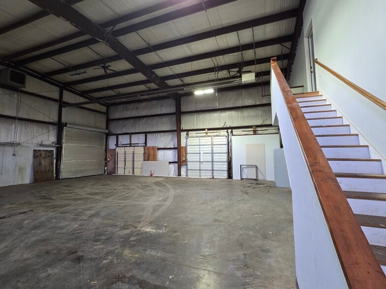 More Photos Of 14 Park Dr, Franklin Warehouse For Lease