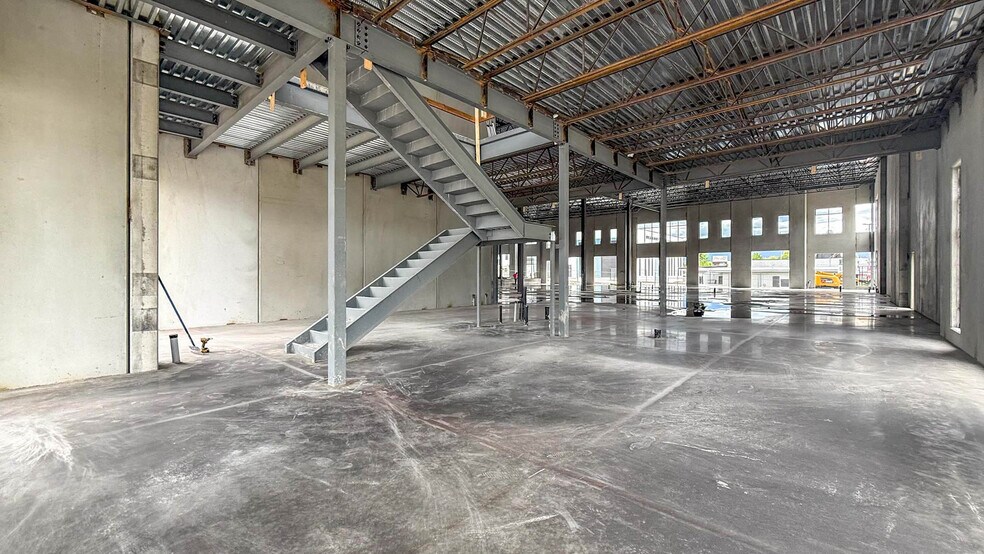 More Photos Of 4605 34 St, Vernon Distribution For Lease