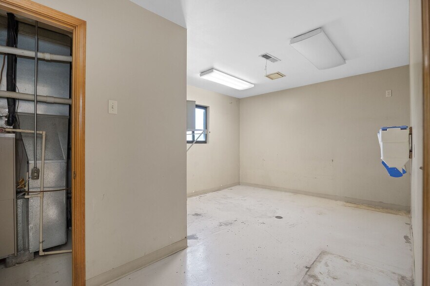 More Photos Of 1302 W US Highway 71, Savannah Industrial For Sale
