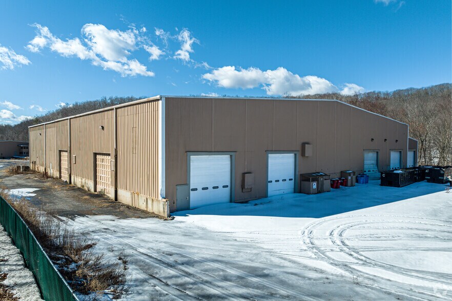 More Photos Of 400 S Main St, Terryville Warehouse For Lease