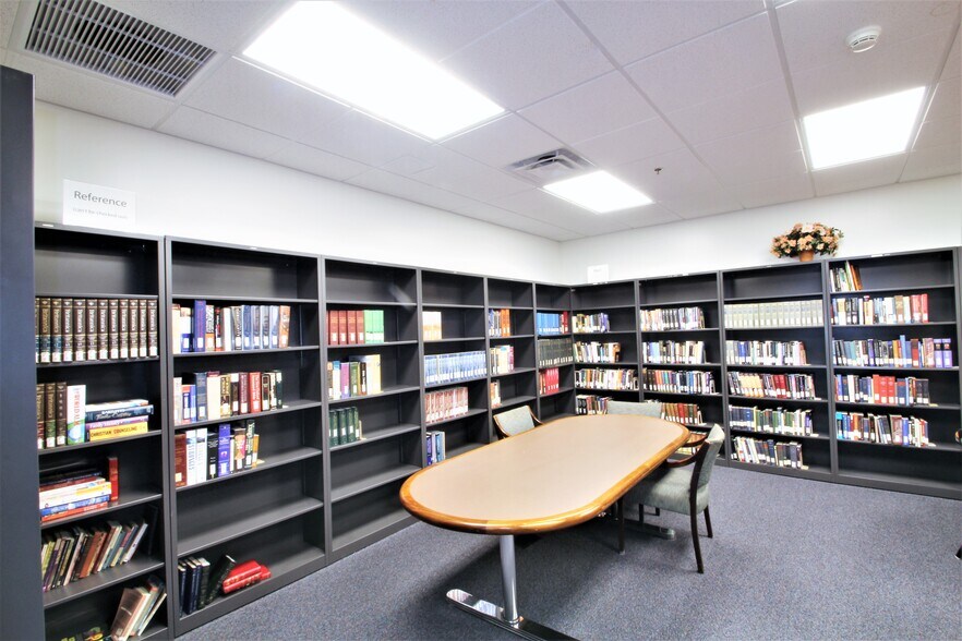 More Photos Of 14240 Dante Ave, Dolton Loft Creative Space For Lease