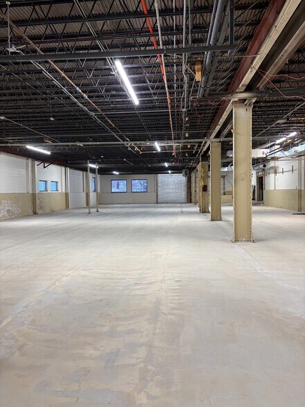 More Photos Of 627 Bay Shore Dr, Oshkosh Office For Lease