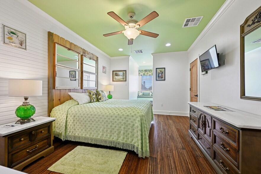 More Photos Of 124 Lafitte St, Mandeville Hospitality For Sale