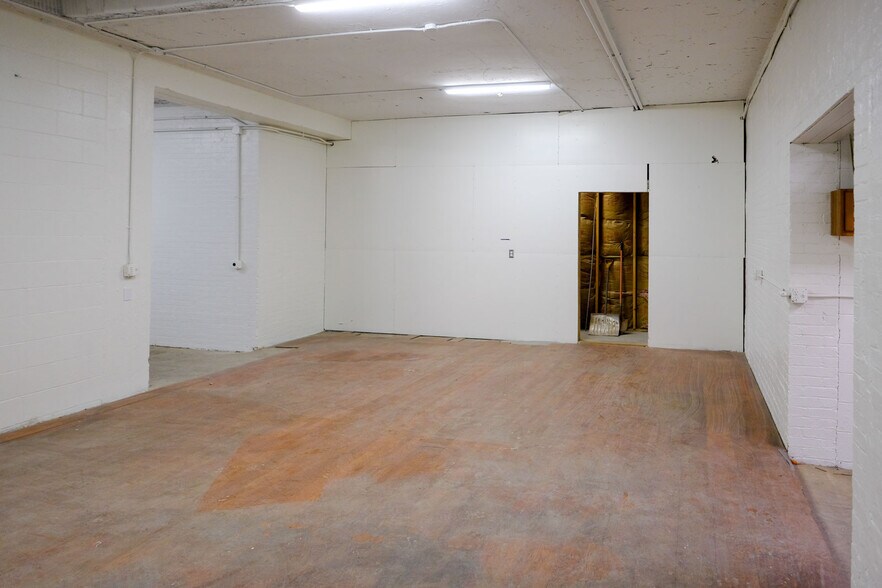 More Photos Of 408 W Main St, Benton Harbor Freestanding For Lease