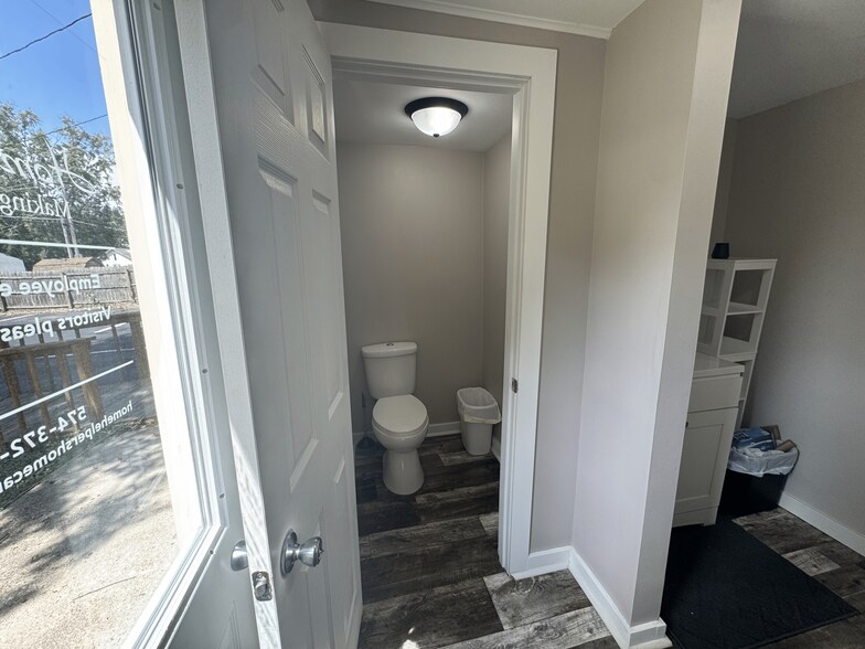 More Photos Of 1422 E Center St, Warsaw Freestanding For Sale