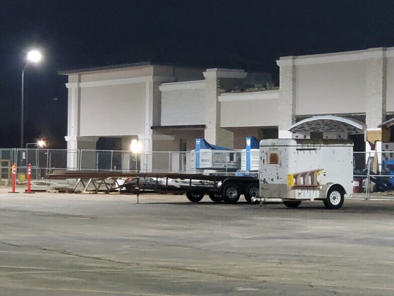 More Photos Of 2015 W Broadway St, Ardmore General Retail For Lease