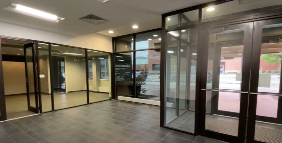 More Photos Of 25 NW Riverside Dr, Evansville Office For Lease