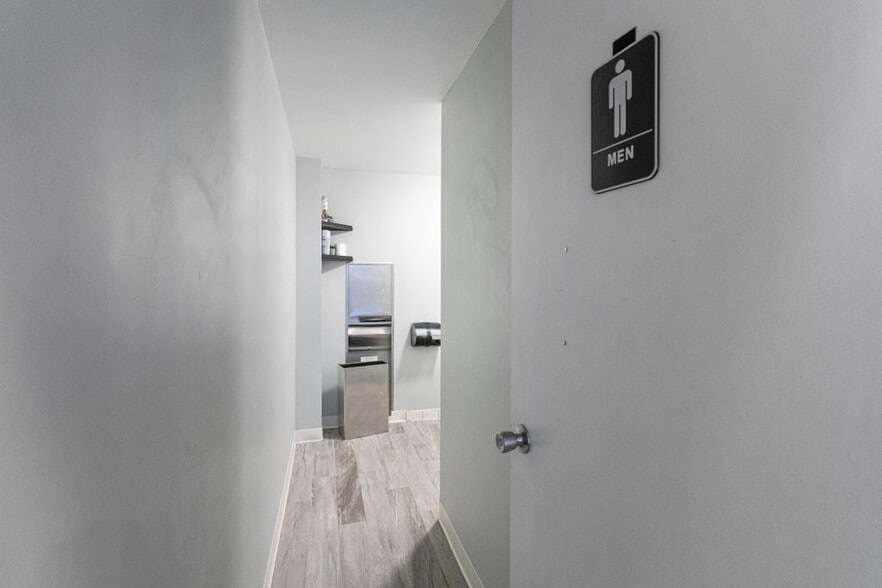 More Photos Of 6701 Beach Blvd, Jacksonville Freestanding For Lease