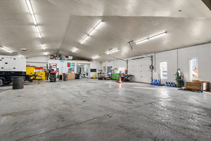 More Photos Of 1299 W State Rd, Pleasant Grove Veterinarian Kennel For Sale