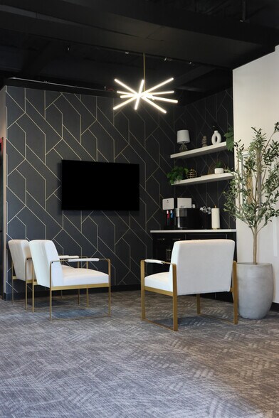 More Photos Of 200 N Washington St, West Dundee Office For Lease