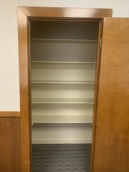 More Photos Of 209 S Pioneer Dr, Abilene Flex For Lease