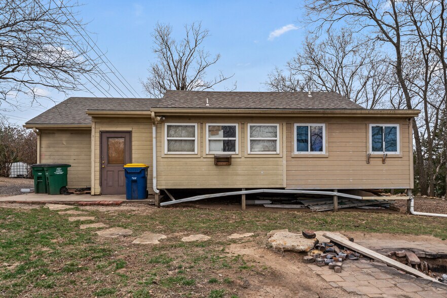 More Photos Of 814 SE Sunnyside School Rd, Blue Springs Warehouse For Sale