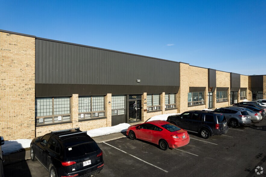 More Photos Of 5754-5800 Av Royalmount, Mont-Royal Distribution For Lease