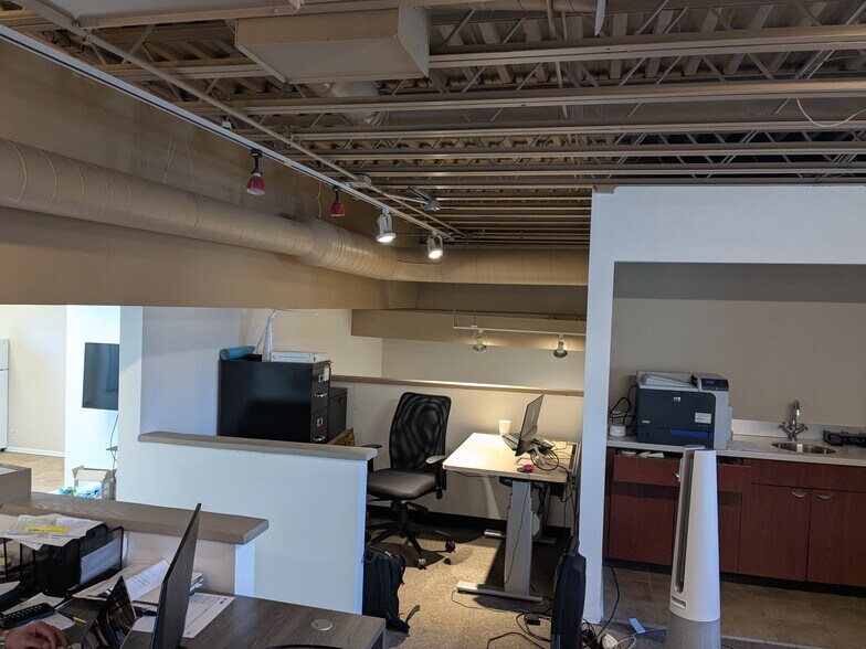 More Photos Of 6575-6577 N Avondale Ave, Chicago Service For Lease