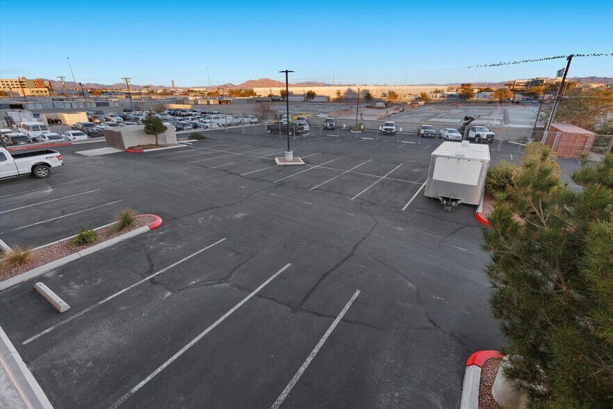 More Photos Of 7080 La Cienega St, Las Vegas Office For Sale